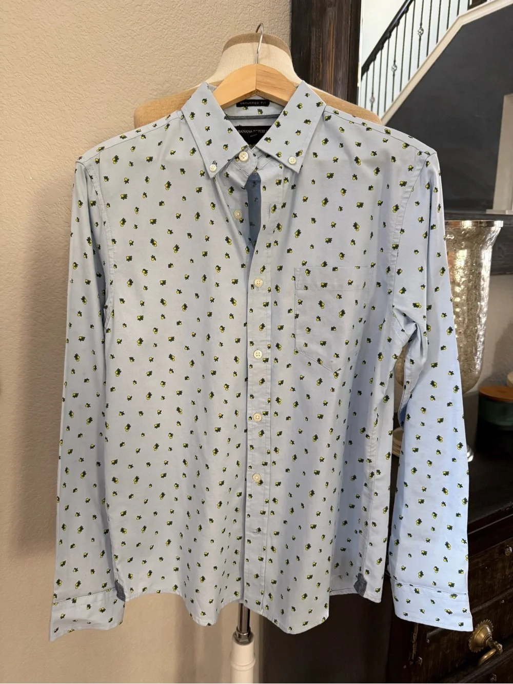Banana Republic Untucked Fit button-down shirt lemon print M